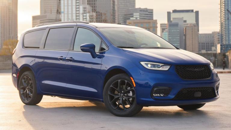 2022 Chrysler Pacifica Front Right in Blue